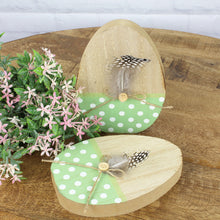 Lade das Bild in den Galerie-Viewer, 2er Set Holzei grün gepunktet mit Feder