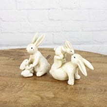 Lade das Bild in den Galerie-Viewer, Hase mit Kind sitzend Weiß Keraimk