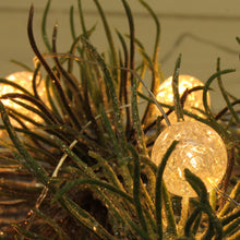 Lade das Bild in den Galerie-Viewer, Lichterkette Acryl-Ball silber