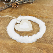 Lade das Bild in den Galerie-Viewer, 3er Set Weihnachtshänger mit Fell rund Holz