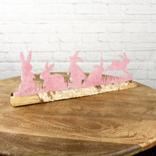 Lade das Bild in den Galerie-Viewer, Hasen rosa auf Holz