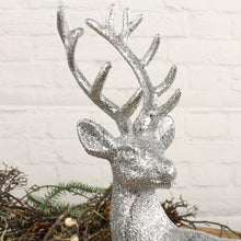 Lade das Bild in den Galerie-Viewer, Hirsch stehend Silber glitzer 31,5 cm