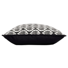 Lade das Bild in den Galerie-Viewer, Kissen mit Inlet Blätter 40 x 40 weiß schwarz