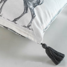 Lade das Bild in den Galerie-Viewer, Kissen Hirsche Weiß Grau 30 x 50 cm
