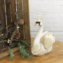 Lade das Bild in den Galerie-Viewer, Schwan mit Krone, weiß/gold-perlenbesetzt