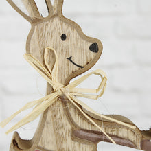 Lade das Bild in den Galerie-Viewer, Hase mit Schubkarre Holz