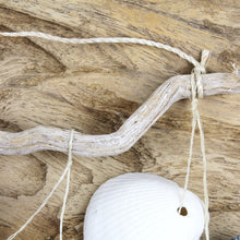 Lade das Bild in den Galerie-Viewer, Windspiel mit Muscheln, Deko-Hänger, Muschelhänger