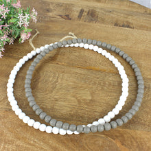 Lade das Bild in den Galerie-Viewer, Holzperlenkranz weiß oder grau