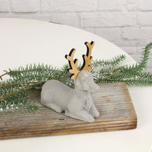 Lade das Bild in den Galerie-Viewer, Deko Hirsch, liegend, X-mas, Zement/Holz - grau