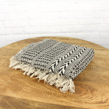 Lade das Bild in den Galerie-Viewer, Decke schwarz weiß gemustert 150 x 125 cm