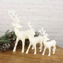Lade das Bild in den Galerie-Viewer, Deko Hirsch weiß glitzer 3 Größen