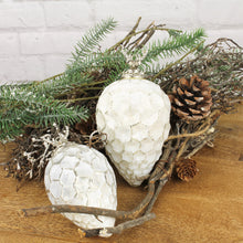 Lade das Bild in den Galerie-Viewer, Glaszapfen mit Hirsch weiß