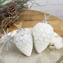 Lade das Bild in den Galerie-Viewer, Glaszapfen mit Hirsch weiß