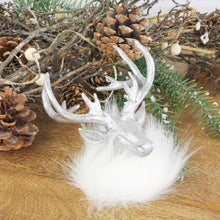 Lade das Bild in den Galerie-Viewer, Hirschkopf Silber mit weißem Fellkragen 11 cm