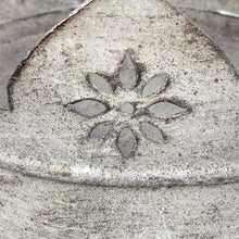 Lade das Bild in den Galerie-Viewer, Krone Metall klein - Antikgrau