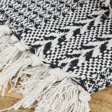 Lade das Bild in den Galerie-Viewer, Decke schwarz weiß gemustert 150 x 125 cm