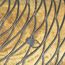 Lade das Bild in den Galerie-Viewer, Wanddeko rund Metall braun