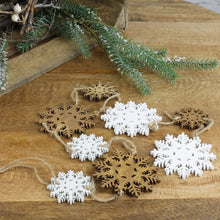 Lade das Bild in den Galerie-Viewer, Holzgirlande "Schneeflocken" gold/weiß - 2er-Set