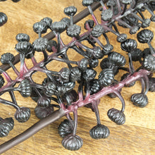 Lade das Bild in den Galerie-Viewer, Kunstblume mit 5 schwarzen Beerenzweigen