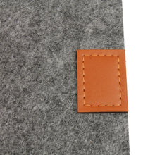 Lade das Bild in den Galerie-Viewer, Platzset Filz mit Leder 4Stk. Grau