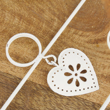 Lade das Bild in den Galerie-Viewer, Bilderrahmen Herz mit 8 Bilderhaltern Weiß Blech