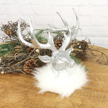 Lade das Bild in den Galerie-Viewer, Hirschkopf Silber mit weißem Fellkragen 25 cm