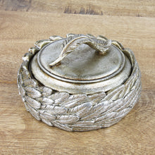 Lade das Bild in den Galerie-Viewer, Schmuckdose rund Feder Silber