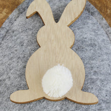 Lade das Bild in den Galerie-Viewer, 2er Set Osteranhänger Filzei mit Hase Grau Beige