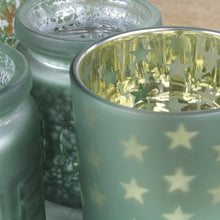Lade das Bild in den Galerie-Viewer, Teelichthalter 4St., Glas auf Holzplatte, mit Zweigen + Tannenzapfen, grün matt