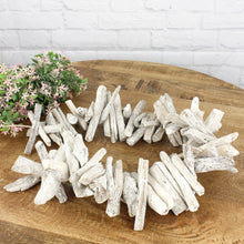 Lade das Bild in den Galerie-Viewer, Treibholzgirlande 80 cm weiß