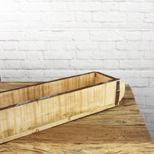Lade das Bild in den Galerie-Viewer, Große Ziegelform mit Metallbeschlägen Teakholz