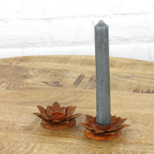 Lade das Bild in den Galerie-Viewer, 2er Set Kerzenhalter Seerose Rost