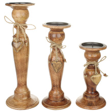 Lade das Bild in den Galerie-Viewer, Kerzenständer Mangoholz, naturbelassen mit Herzanhänger