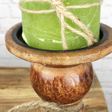 Lade das Bild in den Galerie-Viewer, Kerzenständer Mangoholz, naturbelassen mit Herzanhänger