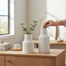 Lade das Bild in den Galerie-Viewer, Dekovase Rillen Weiß 14 cm modern Keramik Vase Tischvase Tisch Deko Keramikvase
