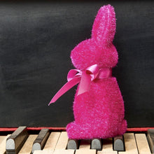 Lade das Bild in den Galerie-Viewer, 2er Set Osterhase Magenta Grün Kunststoff beflockt Dekohase Hase Osterdekoration modern
