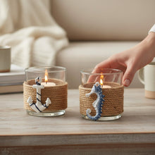 Lade das Bild in den Galerie-Viewer, 2er Set Teelichthalter Maritim Glas Jute Anker Seepferd Blau Weiß Braun Windlicht Kerzenhalter Tischdeko
