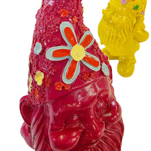 Lade das Bild in den Galerie-Viewer, Dekozwerg Flower Power Gelb oder Pink 20 cm Zwerg Gartenzwerg Polyresin Dekofigur
