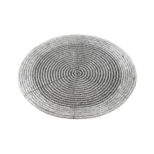 Lade das Bild in den Galerie-Viewer, 4er Set Glasuntersetzer Perlen Schwarz, Weiß oder Silber Getränkeuntersetzer 10 cm
