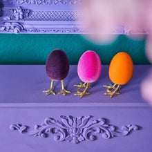 Lade das Bild in den Galerie-Viewer, 2er Set Deko Osterei auf Beinen Pink Kunststoff beflockt 12 cm modern Osterdeko
