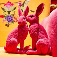 Lade das Bild in den Galerie-Viewer, 2er Set Osterhasen beflockt Pink Dekohase Hase Osterdekoration modern
