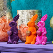 Lade das Bild in den Galerie-Viewer, Osterhase mit Herz Orange Lila Grün Magenta Kunststoff beflockt Dekohase Hase Osterdekoration modern
