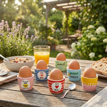 Lade das Bild in den Galerie-Viewer, 6er Set Eierbecher bunt Sprüche Steingut Eierbecherset Eierhalter

