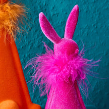 Lade das Bild in den Galerie-Viewer, Kantenhocker Osterhase Pink 25 cm  Kunststoff beflockt modern Dekohase Osterdekoration Dekoration Ostern

