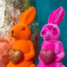 Lade das Bild in den Galerie-Viewer, Osterhase mit Herz Orange Lila Grün Magenta Kunststoff beflockt Dekohase Hase Osterdekoration modern

