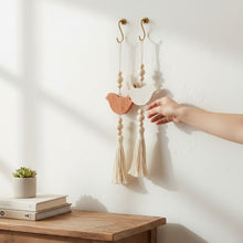 Lade das Bild in den Galerie-Viewer, 2er Set Dekohänger Vögel Orange Weiß Holz Jute Hängedekoration
