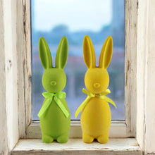 Lade das Bild in den Galerie-Viewer, 2er Set Dekohasen Kunststoff beflockt Gelb Grün modern Osterhase Osterdekoration Hase Deko Ostern
