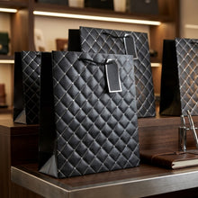 Lade das Bild in den Galerie-Viewer, 4er Set Geschenktasche Schwarz Silber Karo Papier mit Kordelgriff 32 cm elegante Geschenkverpackung
