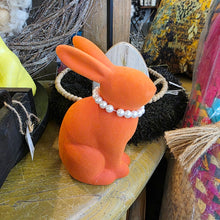 Lade das Bild in den Galerie-Viewer, Osterhase mit Perlenkette Orange Steingut beflockt Dekohase Hase Osterdekoration modern

