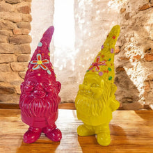 Lade das Bild in den Galerie-Viewer, Dekozwerg Flower Power Gelb oder Pink 20 cm Zwerg Gartenzwerg Polyresin Dekofigur
